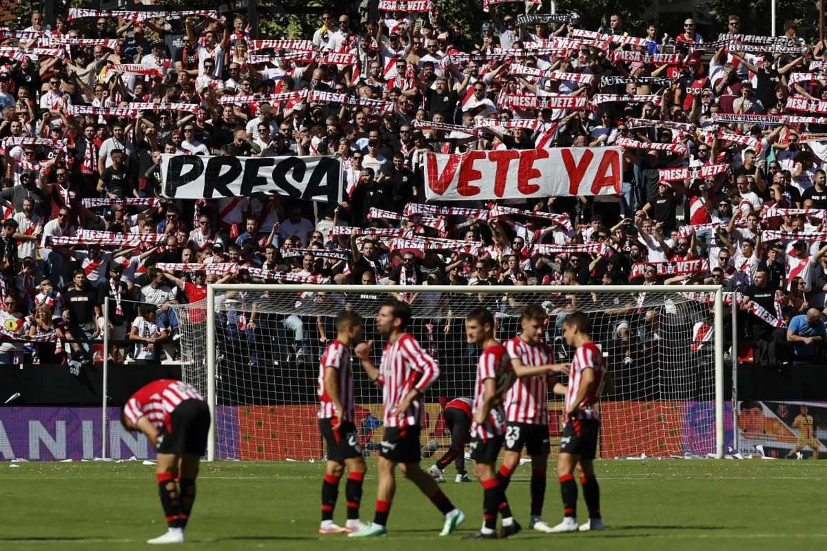 Aficionados del Rayo Vallecano protestas contra la gestión de su presidente, Raúl Martín Presa - EFE