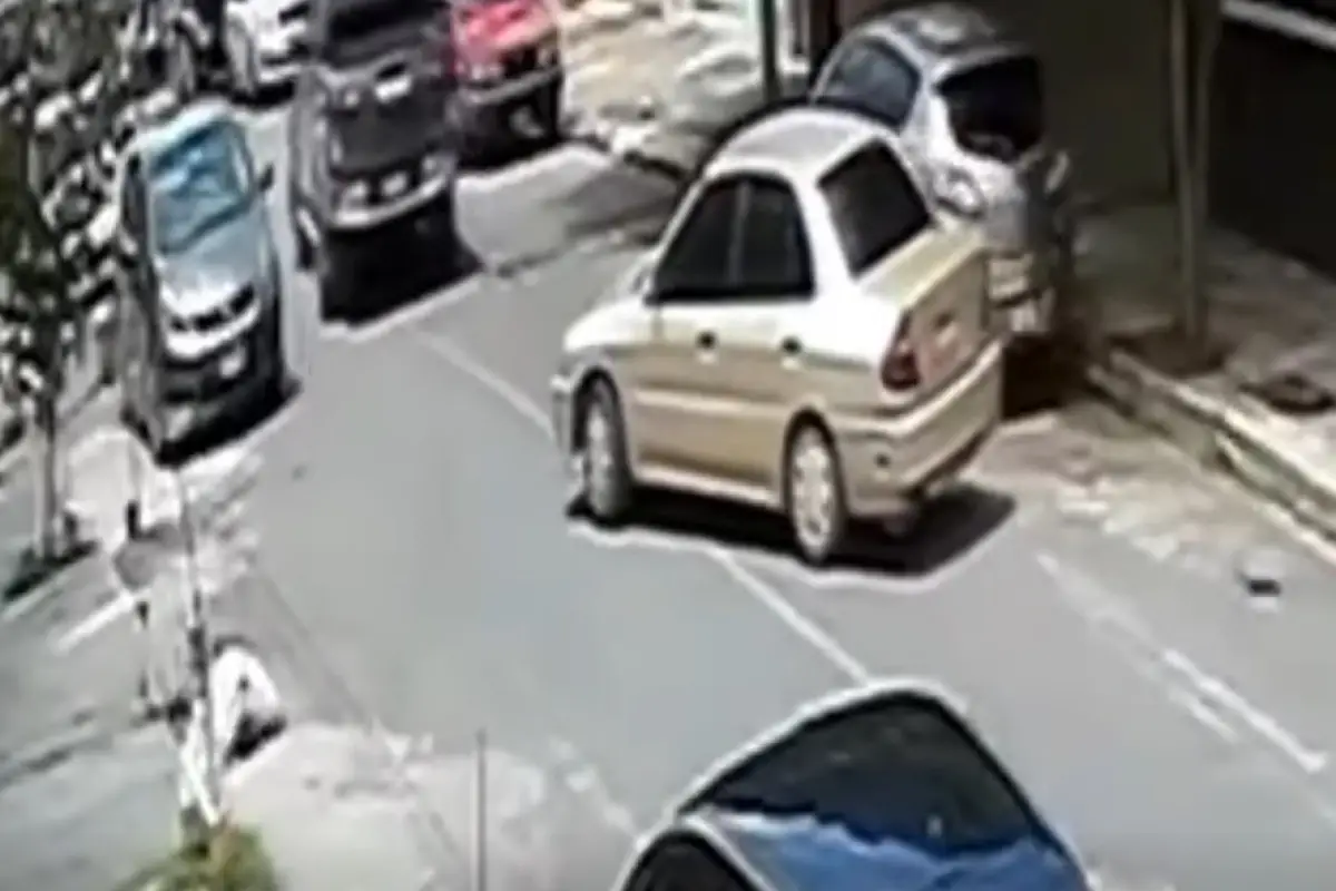 Los ladrones escapan a bordo del picop robado y un vehiculo color beige., Captura de pantalla.