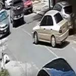 Los ladrones escapan a bordo del picop robado y un vehiculo color beige. ,Captura de pantalla.