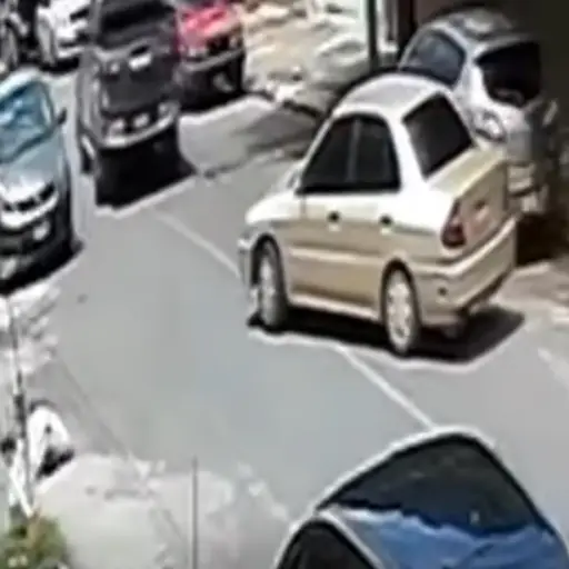 Los ladrones escapan a bordo del picop robado y un vehiculo color beige. ,Captura de pantalla.