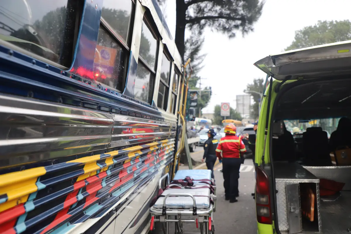 El ataque armado y posterior accidente ocurrieron en la calzada San Juan., Bomberos Municipales.