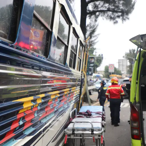 El ataque armado y posterior accidente ocurrieron en la calzada San Juan. ,Bomberos Municipales.