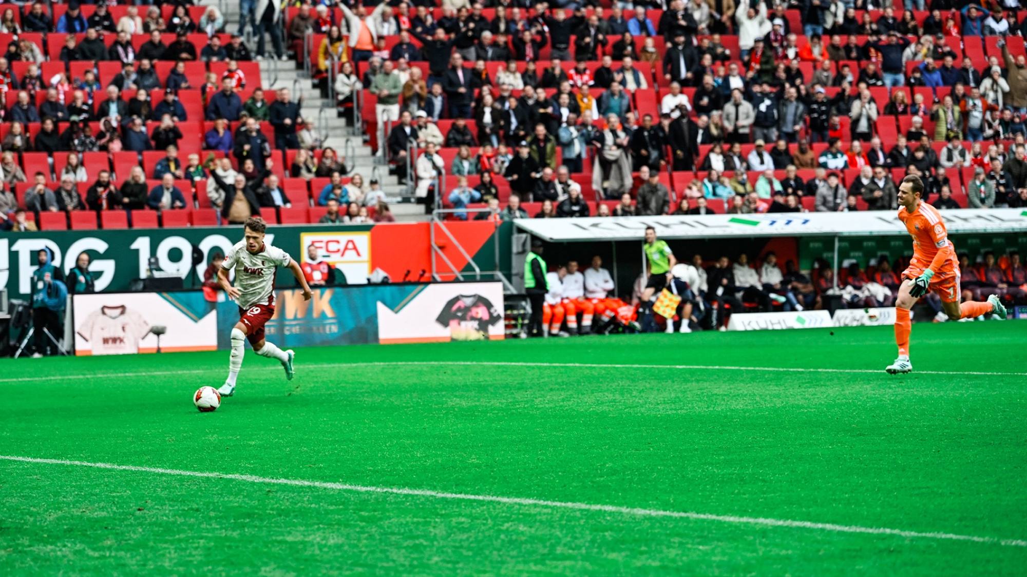 Augsburgo marca a los 8 segundos tras error de Neuer y empata 2-2 con el Bayern Múnich