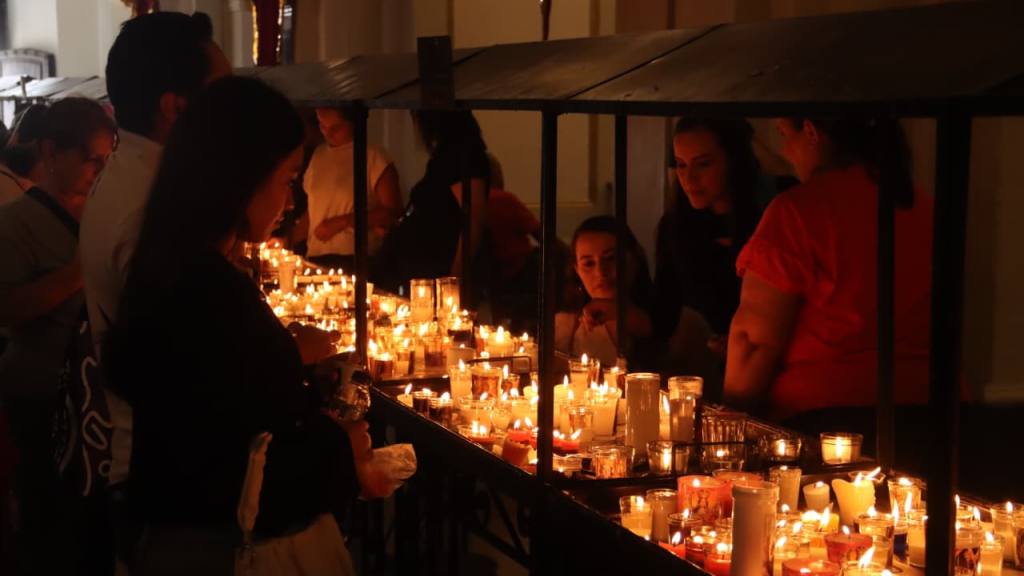 Devotos celebran el mes de la Virgen del Rosario en zona 1 | Alex Meoño