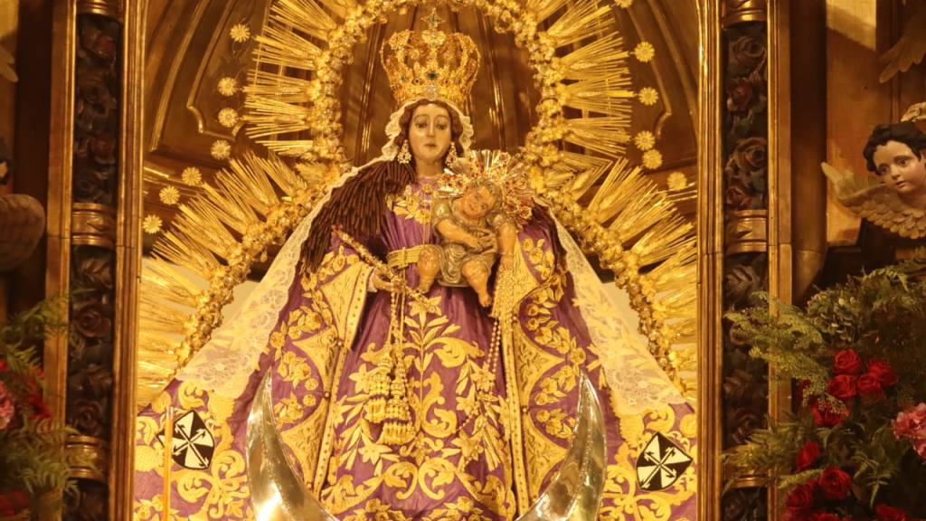 Devotos celebran el mes de la Virgen del Rosario en zona 1 | Alex Meoño