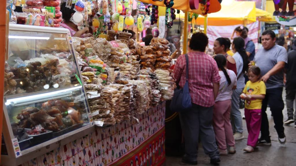 Devotos celebran el mes de la Virgen del Rosario en zona 1 | 