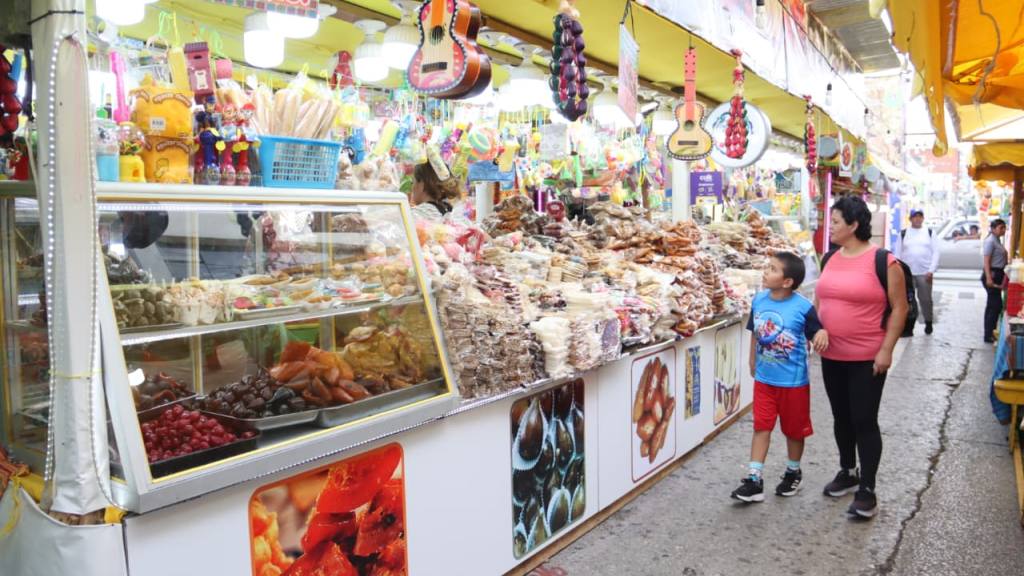Devotos celebran el mes de la Virgen del Rosario en zona 1 | 