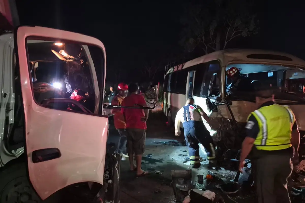 Las dos unidades de transporte chocaron por causas que se investigan. , Bomberos Municipales Departamentales. 