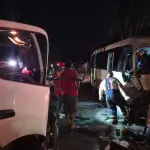 Las dos unidades de transporte chocaron por causas que se investigan.  ,Bomberos Municipales Departamentales. 