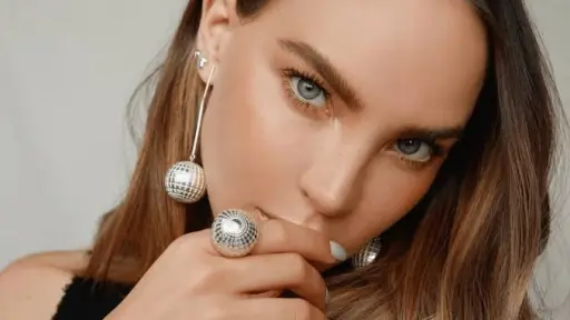 Belinda vive momentos de terror en un avión, rompe en llanto y el video sale a la luz