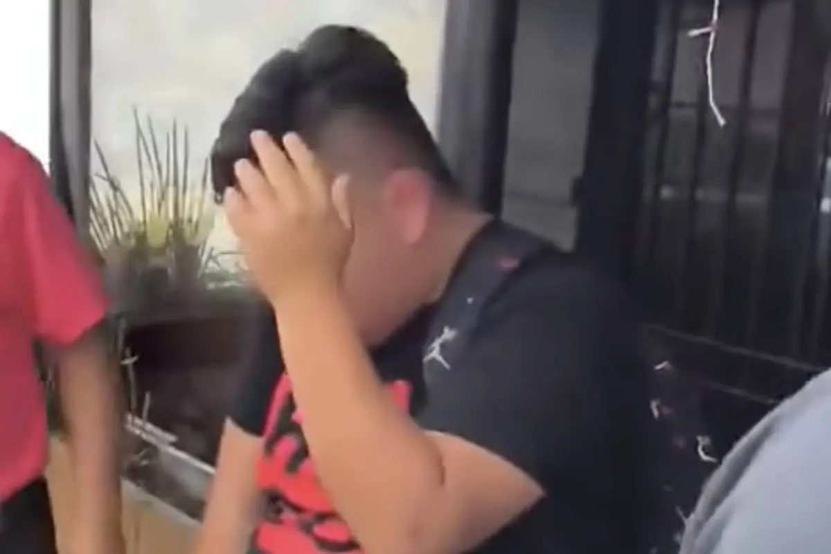 Persiguen a presuntos ladrones y uno termina rodeado por pasajeros., Captura de pantalla video de Facebook.