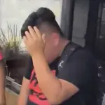 Persiguen a presuntos ladrones y uno termina rodeado por pasajeros. ,Captura de pantalla video de Facebook.