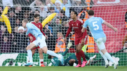 El Manchester City golea al Liverpool y se afianza en el liderato de la Premier