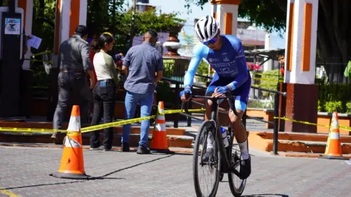 Ciclista es atropellado y se perderá la Vuelta a Guatemala