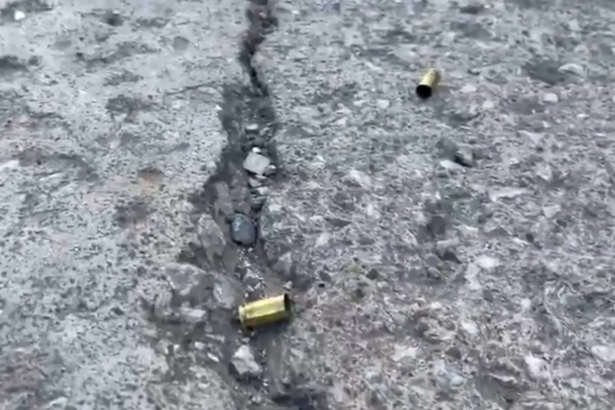Varios casquillos quedaron cerca del lugar donde ocurrió el ataque armado. , Captura de pantalla.