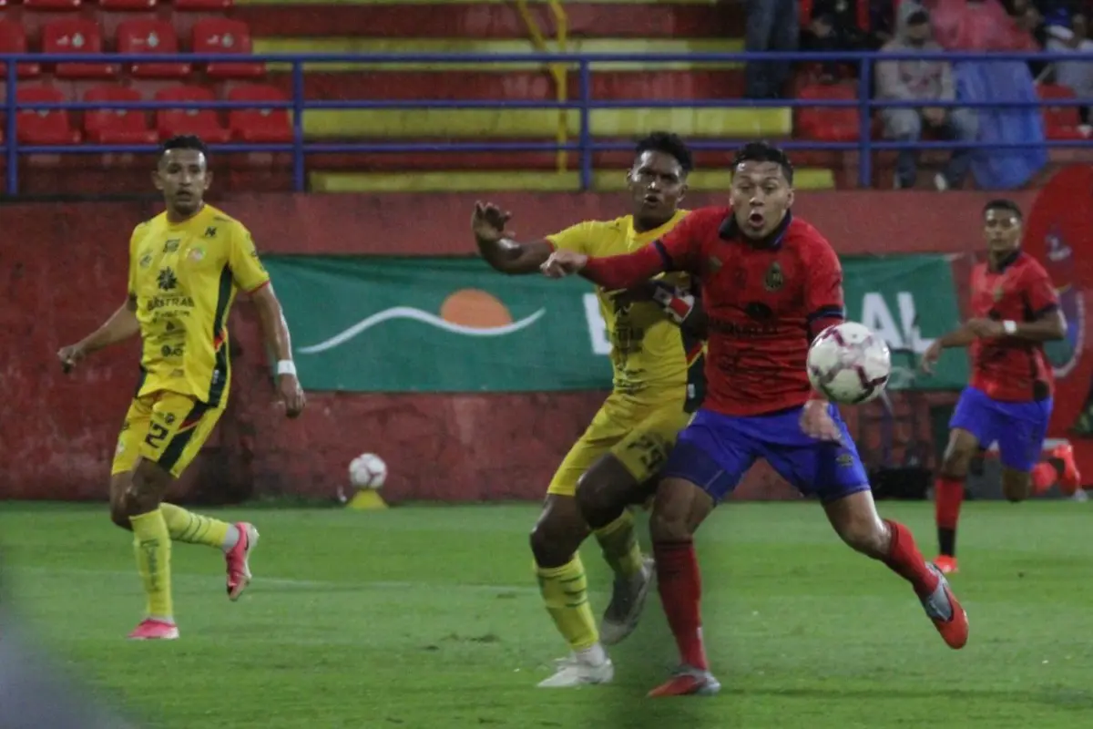 Acción de juego entre Municipal vs. Marquense 
