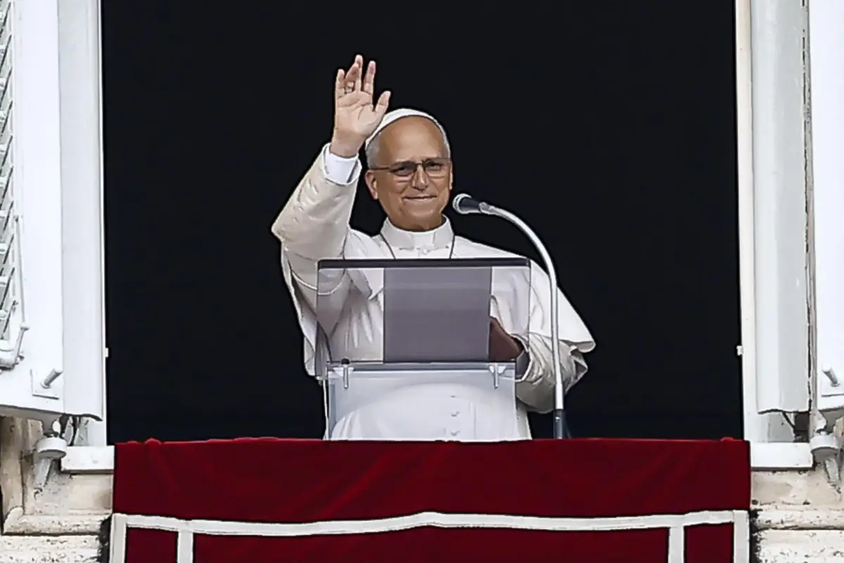 El papa León XIV reza el Ángelus, la oración tradicional de los domingos, desde la ventana de su despacho que da a la Plaza de San Pedro, el día después de su alta del Hospital Universitario Agostino Gemelli.,  EFE/EPA/ANGELO CARCONI