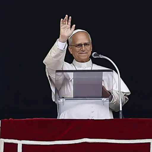 El papa León XIV reza el Ángelus, la oración tradicional de los domingos, desde la ventana de su despacho que da a la Plaza de San Pedro, el día después de su alta del Hospital Universitario Agostino Gemelli. , EFE/EPA/ANGELO CARCONI