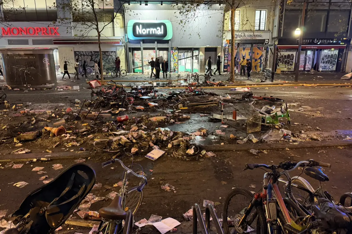 Los manifestantes destrozaron todo a su paso durante las manifestaciones en París., Redes sociales.