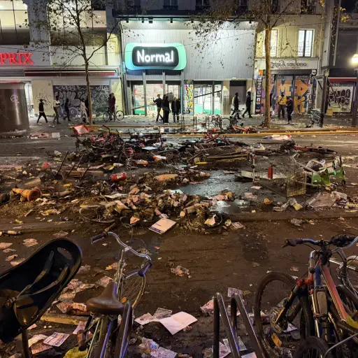Los manifestantes destrozaron todo a su paso durante las manifestaciones en París. ,Redes sociales.