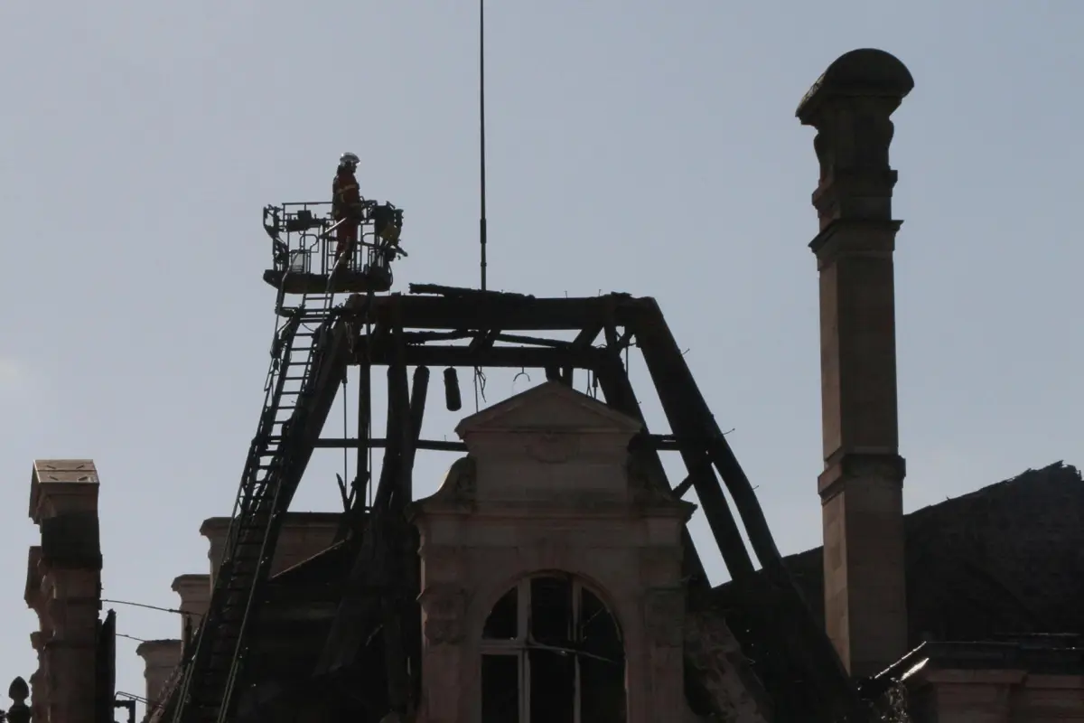 El incendio que causó graves daños el sábado en el Ayuntamiento de Limoges, un edificio histórico del siglo XIX.,  EFE/ Edgar Sapiña Manchado