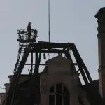 El incendio que causó graves daños el sábado en el Ayuntamiento de Limoges, un edificio histórico del siglo XIX. , EFE/ Edgar Sapiña Manchado