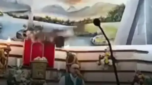 Video: Sacerdote muere en plena misa por caída de imagen