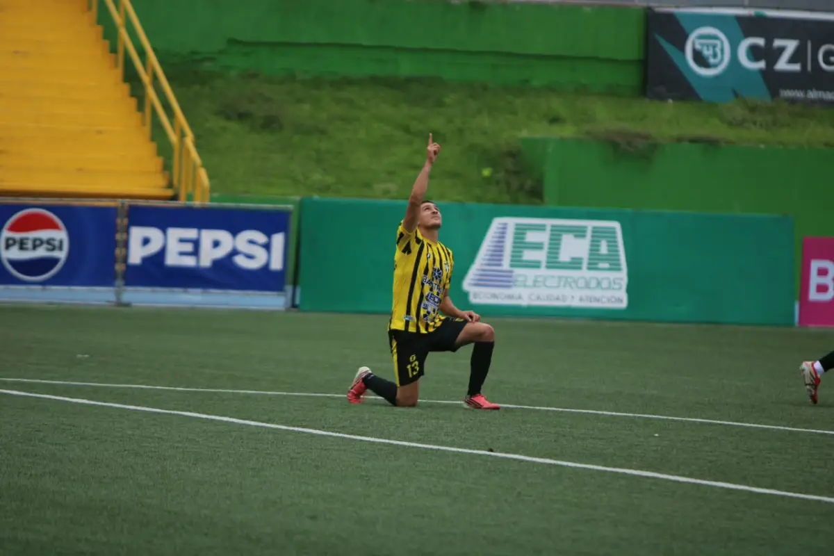 Héctor Morales celebrando un gol en el estadio Cementos Progreso 