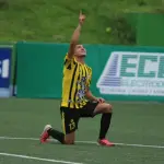Héctor Morales celebrando un gol en el estadio Cementos Progreso 