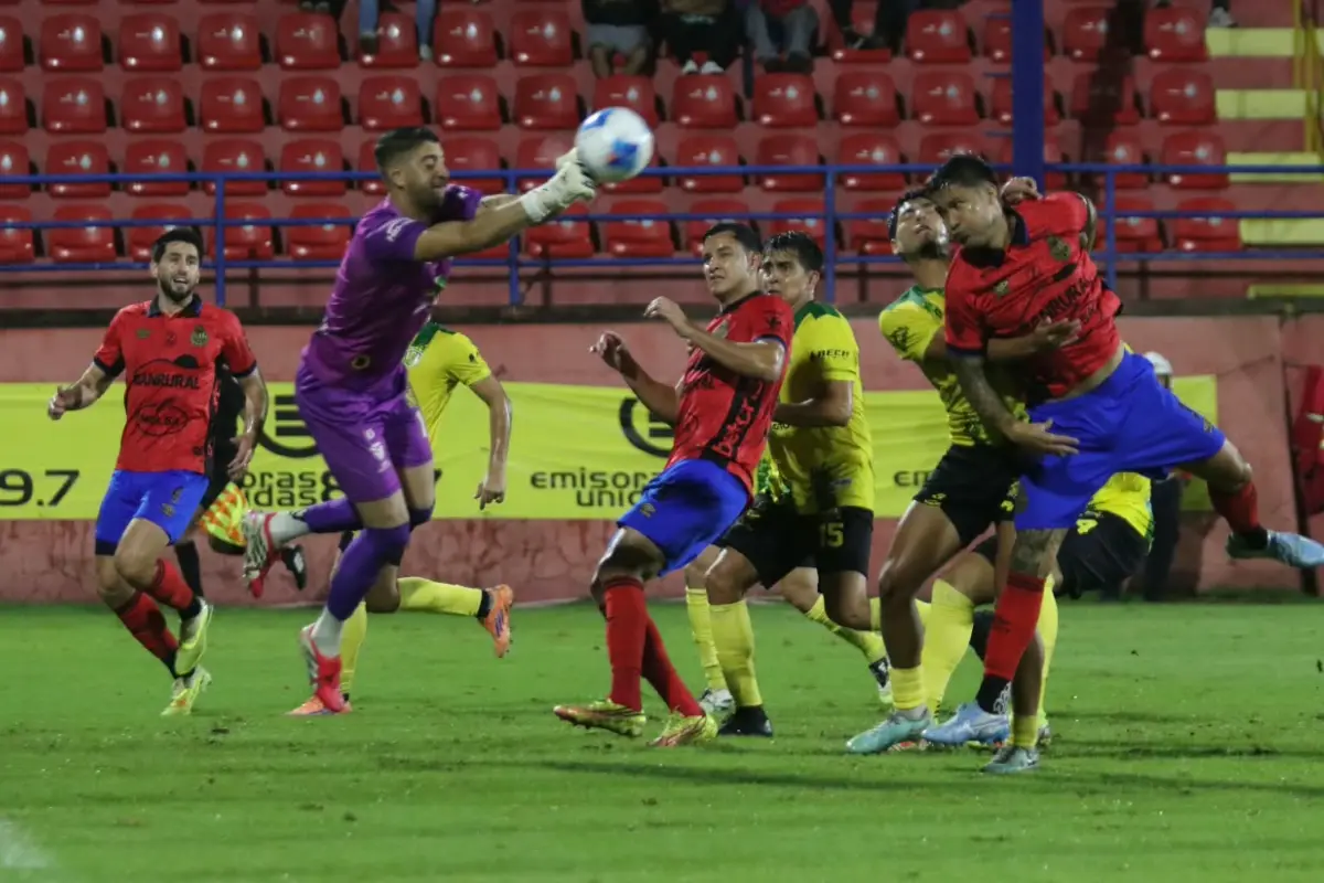 Acción de juego entre Municipal y Guastatoya en El Trébol 
