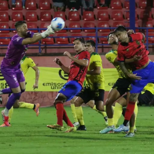 Acción de juego entre Municipal y Guastatoya en El Trébol 