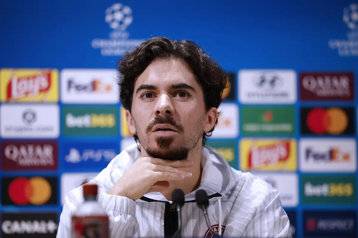 El mediocampista portugués Vitinha en conferencia de prensa - EFE