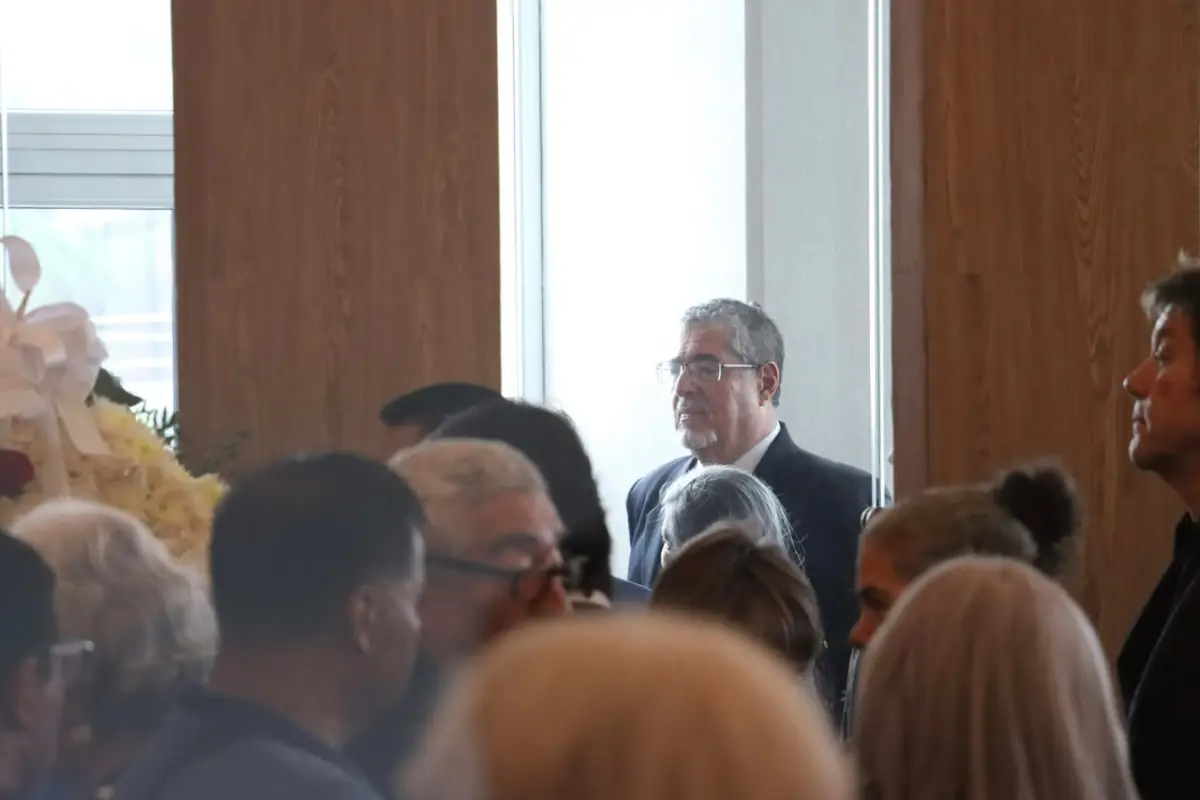 El presidente Bernardo Arévalo se presentó a la capilla en donde se realiza el velatorio de Juan Francisco Solórzano Foppa., Omar Solís/Emisoras Unidas