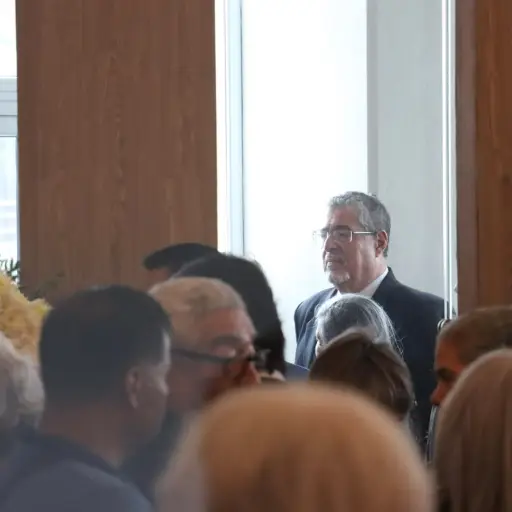 El presidente Bernardo Arévalo se presentó a la capilla en donde se realiza el velatorio de Juan Francisco Solórzano Foppa. ,Omar Solís/Emisoras Unidas