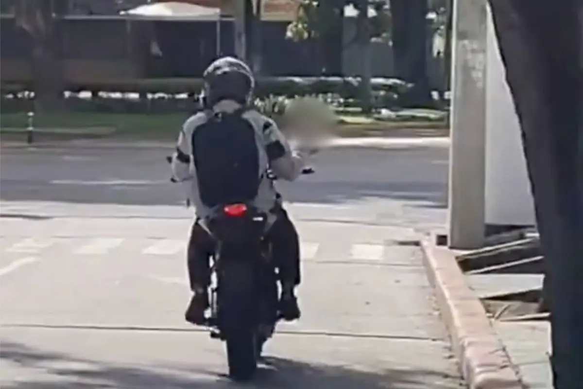 Motorista intenta darse a la fuga de la PMT y recibe multas por Q1,700 en zona 10., Captura de pantalla video de X.
