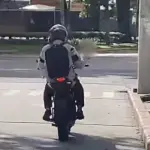 Motorista intenta darse a la fuga de la PMT y recibe multas por Q1,700 en zona 10. ,Captura de pantalla video de X.