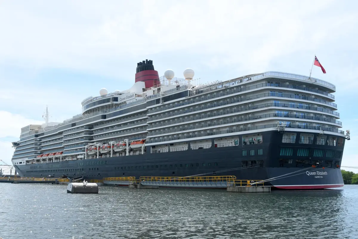 Vista general del crucero Queen Elizabeth luego de atracar este 5 de octubre en el Puerto Quetzal, en Escuintla (Guatemala),  EFE/Alex Cruz
