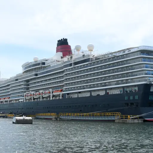 Vista general del crucero Queen Elizabeth luego de atracar este 5 de octubre en el Puerto Quetzal, en Escuintla (Guatemala) , EFE/Alex Cruz