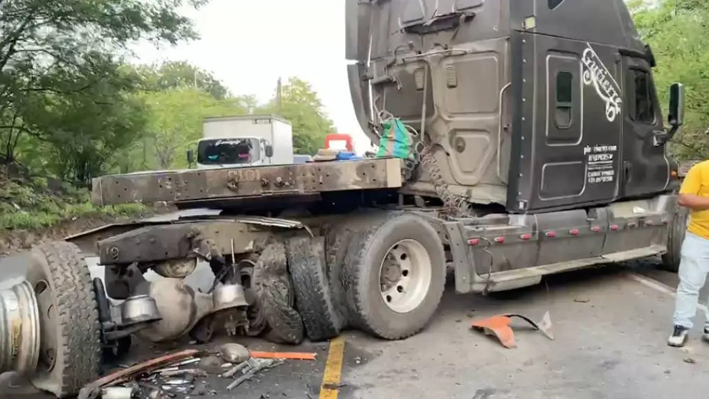 Tres vehículos de transporte pesado estuviero involucrados en la colisión en la ruta al Atlántico. ,Provial