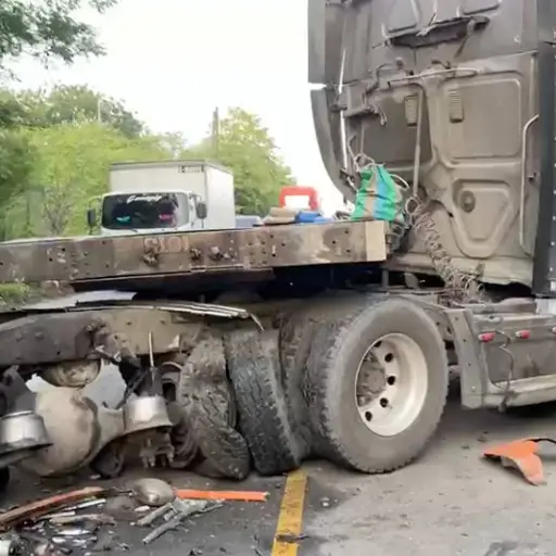 Tres vehículos de transporte pesado estuviero involucrados en la colisión en la ruta al Atlántico. ,Provial