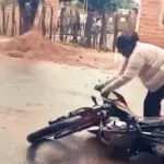 Mujer destroza motocicleta de su pareja tras descubrir una infidelidad y el video se vuelve viral. ,Captura de pantalla video de X.