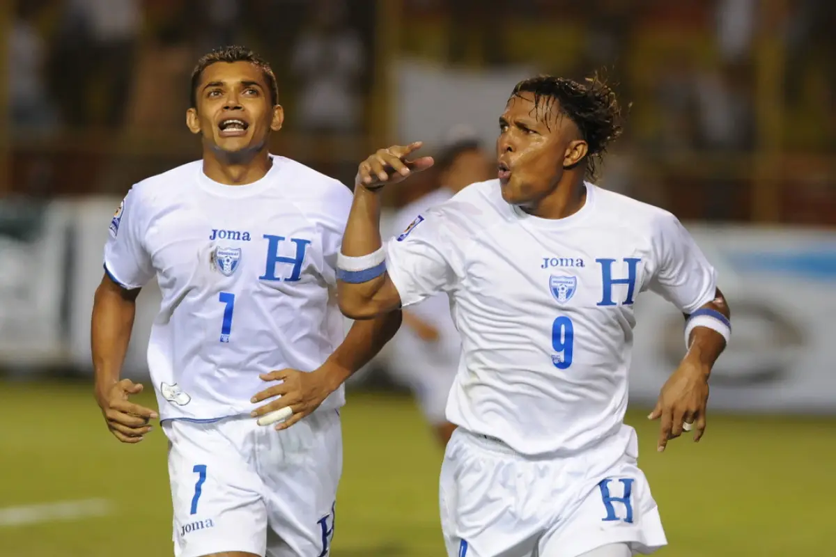 Amado Guevara y Carlos Pavón celebran un gol de la selección de Honduras - Gustavo Roca