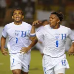 Amado Guevara y Carlos Pavón celebran un gol de la selección de Honduras - Gustavo Roca