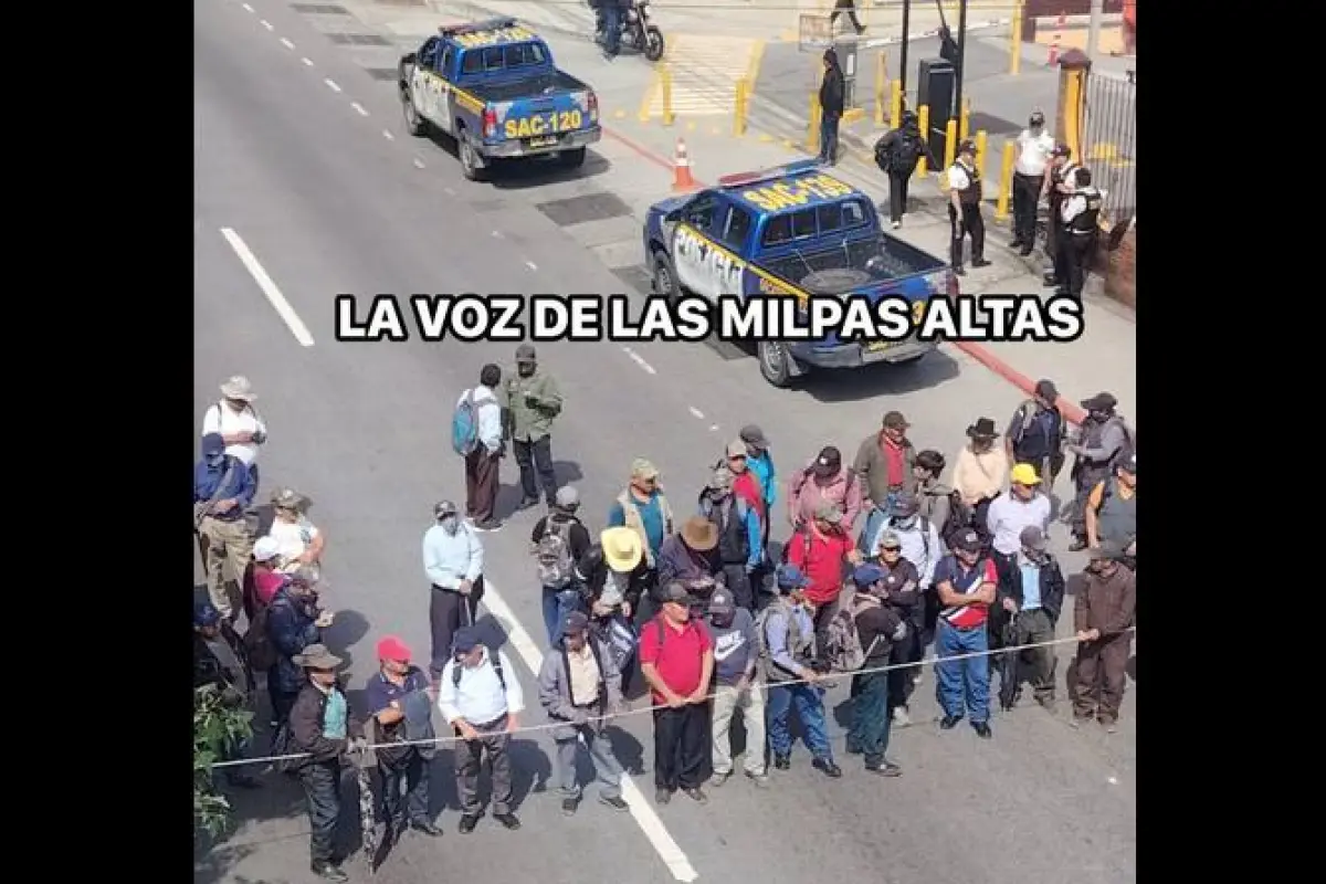Bloqueo en San Lucas Sacatepéquez el martes, 6 de octubre de 2026., redes sociales