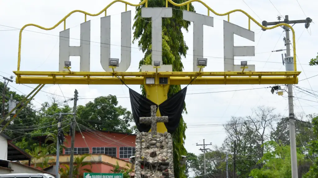 Fotografía que muestra un moño negro al ingreso de Huité, Zacapa, tras los ataques que cobraron siete vidas. ,EFE