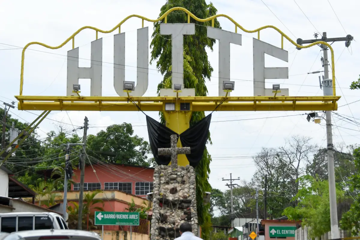Fotografía que muestra un moño negro al ingreso de Huité, Zacapa, tras los ataques que cobraron siete vidas., EFE