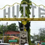 Fotografía que muestra un moño negro al ingreso de Huité, Zacapa, tras los ataques que cobraron siete vidas. ,EFE