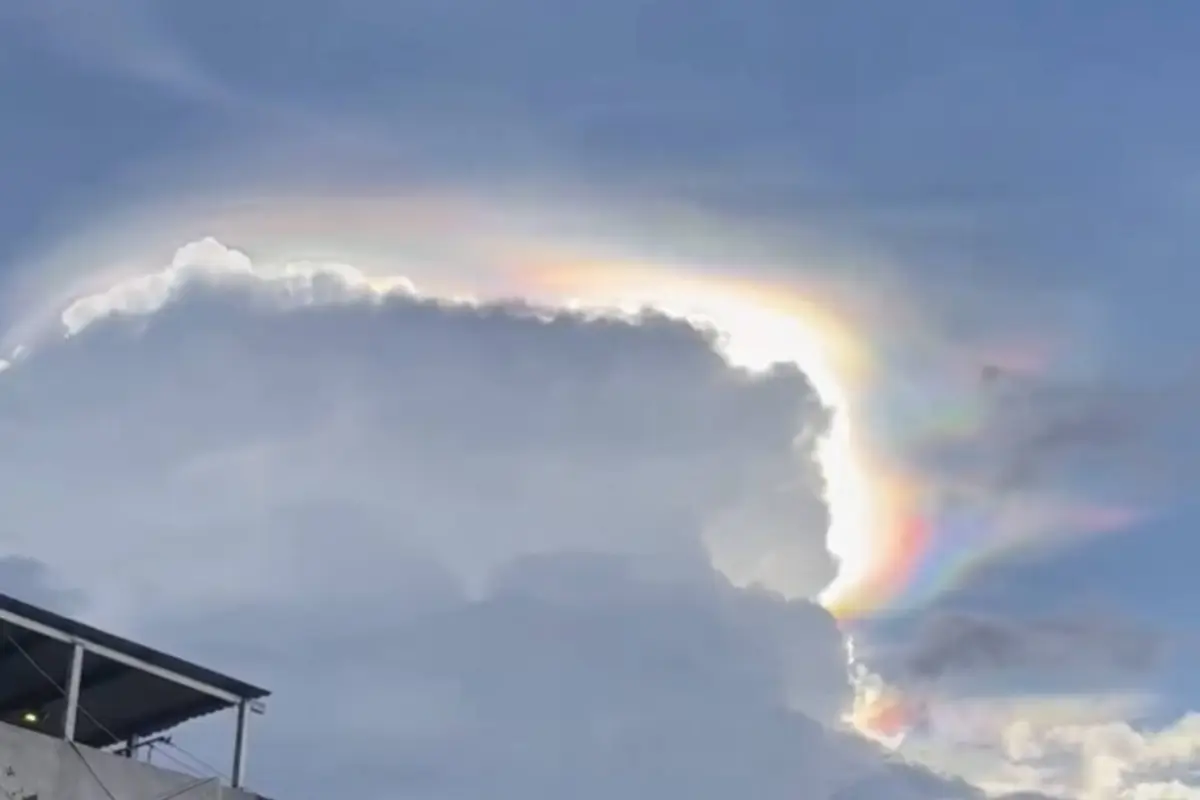 Nubes con colores de arcoíris sorprenden a pobladores de Amatitlán., Captura de pantalla video de Facebook.