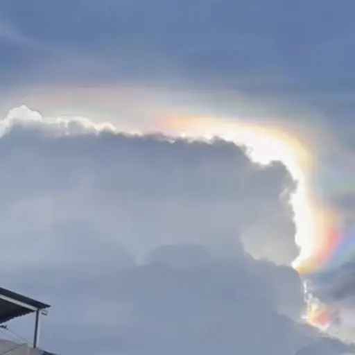 Nubes con colores de arcoíris sorprenden a pobladores de Amatitlán. ,Captura de pantalla video de Facebook.