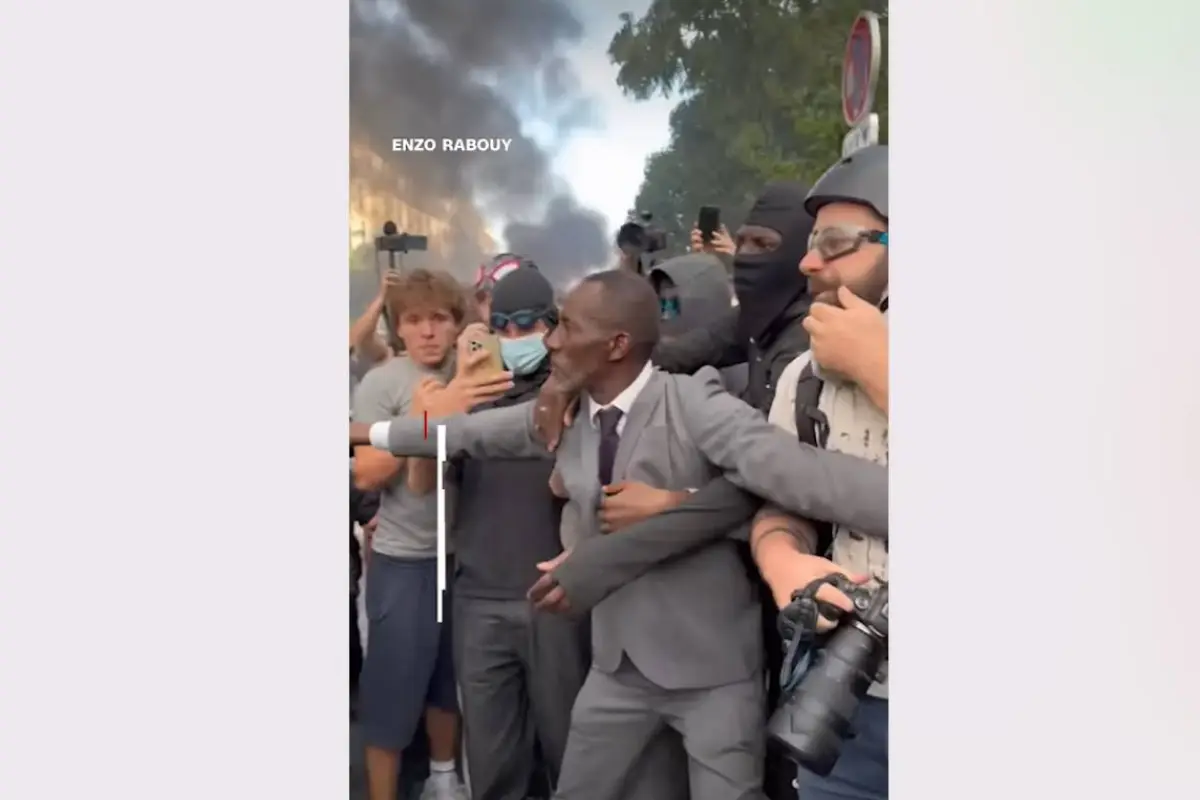 Alcalde francés protege con su cuerpo a estudiantes durante protestas, Captura de video